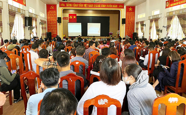 Thousands of people gathered to buy auctioned land in Nghi Phong commune (Nghi Loc, Nghe An) on the morning of September 25. Photo: Quang Dai