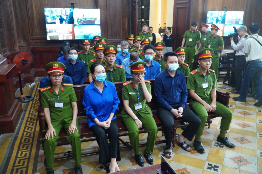 Các bị cáo trong vụ Vạn Thịnh Phát tại tòa.