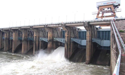 Hồ Thủy điện Trị An xả lũ ở Đồng Nai. Ảnh: HAC