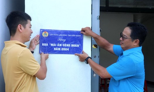 Ông Nguyễn Quốc Hùng, Chủ tịch Công đoàn Viên chức tỉnh Kiên Giang gắn biển nhà Mái ấm Công đoàn cho đoàn viên. Ảnh: Xuân Nhi