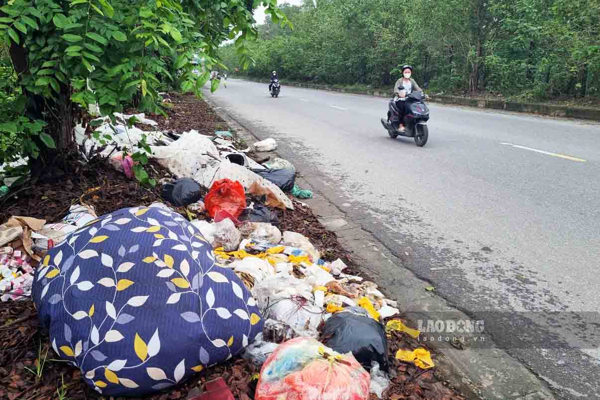 Rac thai sinh hoat duoc do trom tren via he duong gom Dai lo Thang Long doan gan khu nghia trang xa Song Phuong (Hoai Duc, Ha Noi).