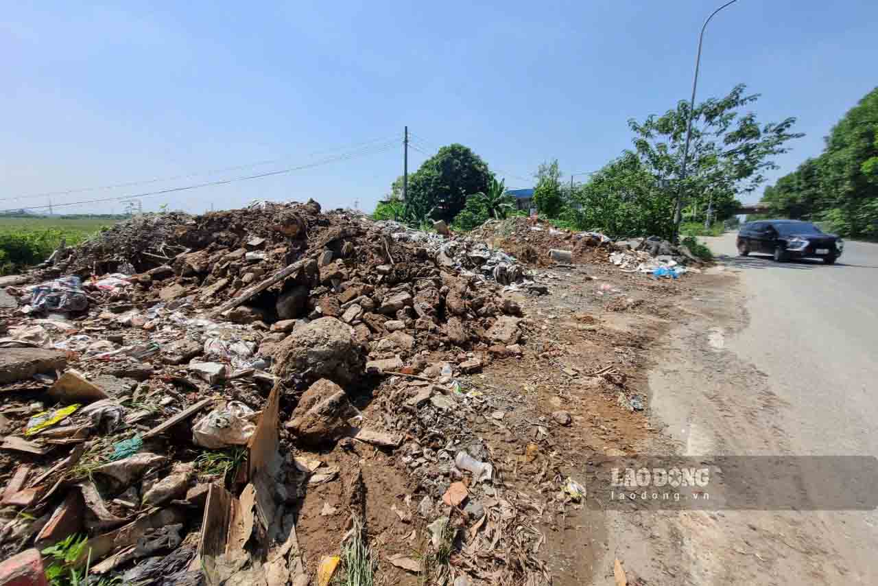 Khu vuc canh cay xang Km12+900 thuoc dia ban xa Song Phuong (Hoai Duc) cung la dia diem thuong xuyen bi do trom trac thai. Day cung la khu vuc nam trong pham vi trien khai du an Vanh dai 4.