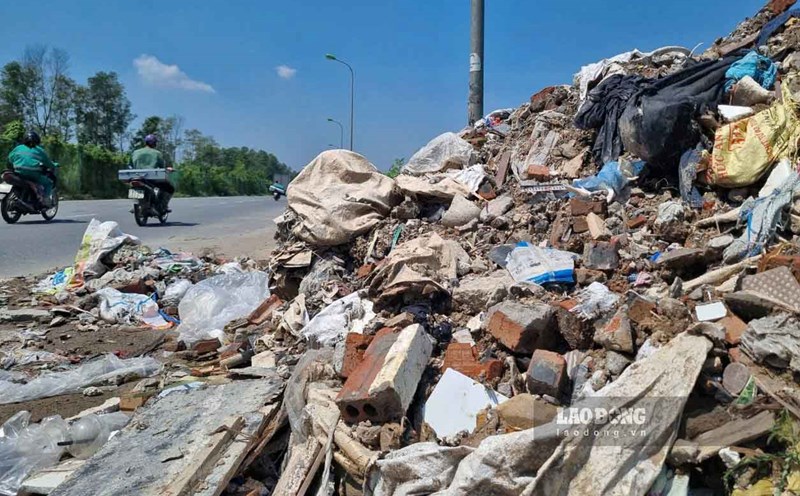 Household waste and garbage piled up on the sidewalk of Thang Long Boulevard.