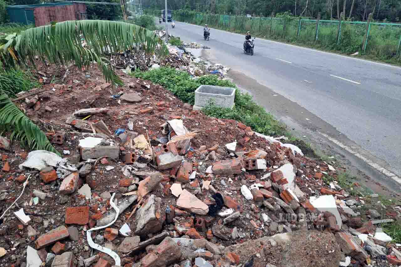 “Khu vuc ma dia phuong ban giao de nha thau trien khai xay dung du an Vanh dai 4 co ban kinh gan 1km. Hien ben trong khu vuc nay dang ghi nhan tinh trang nhieu doi tuong loi dung dem toi de do trom trac thai. Chung toi dang phoi hop voi cac don vi lien quan len phuong an khac phuc va giai phap xu ly tinh trang nay“, ong Nguyen Duc Chien - PCT UBND xa Song Phuong cho hay.