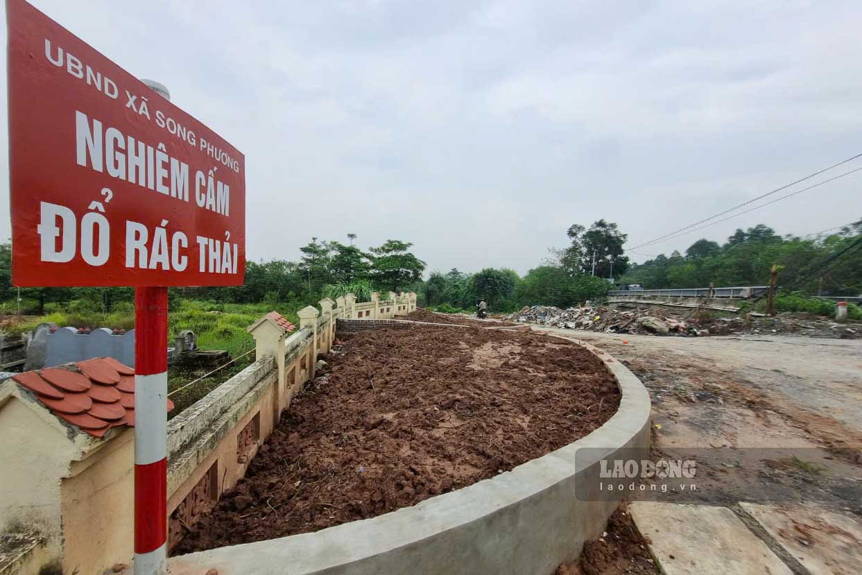 Moi day, UBND xa Song Phuong da cho xay dung bon hoa doc bo rao khu nghia trang cua xa de ngan viec do trom rac thai. Cong trinh dang duoc hoan thien.