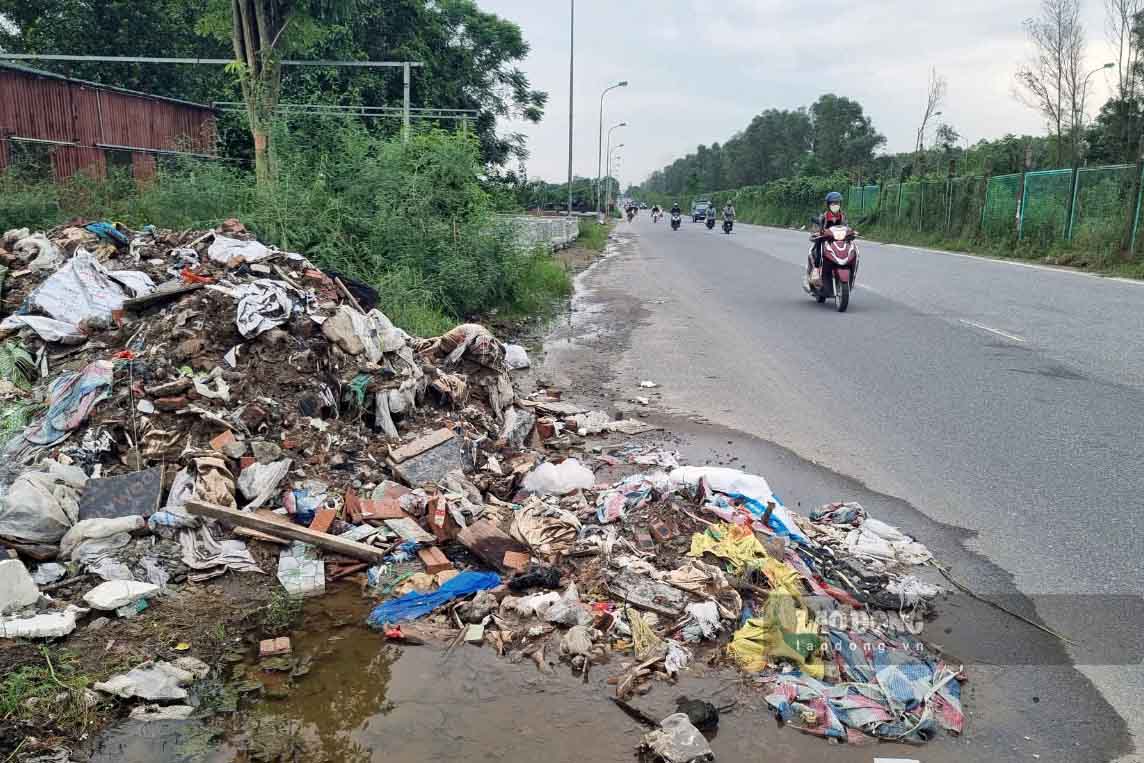 Vi tri cach de Song Phuong khoang 100m (huong di Hoa Lac) la liet rac thai sinh hoat, trac thai.