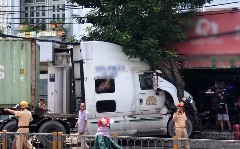 Scene of container truck hitting median strip and crashing into house in Ho Chi Minh City.