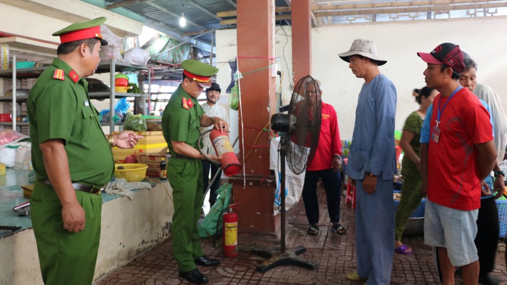 Kiểm tra công tác PCCC và CNCH ở đình Nguyễn Trung Trực (TP Rạch Giá). Ảnh: Tiến Dũng