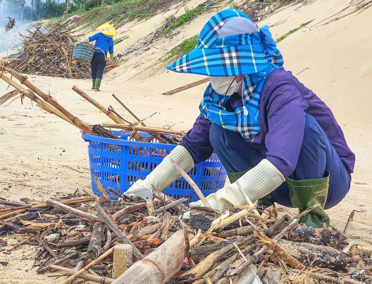 After storm No. 4, hundreds of tons of garbage from upstream rivers washed up on the coast of Dong Hoi City. Photo: T. Van