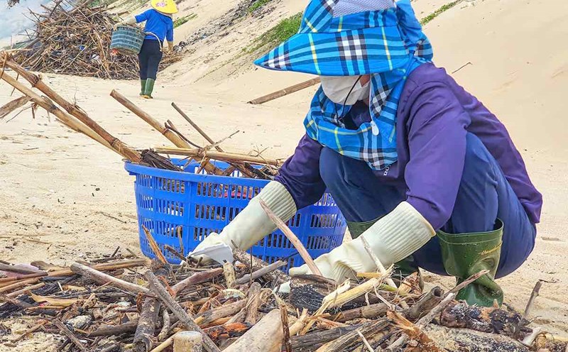 After storm No. 4, hundreds of tons of garbage from upstream rivers washed up on the coast of Dong Hoi City. Photo: T. Van