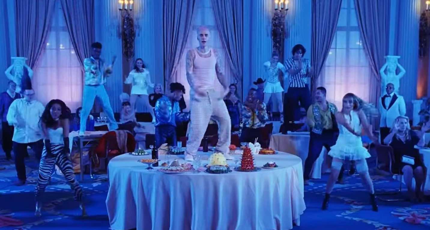 Hình ảnh bữa tiệc khiến khán giả liên tưởng tới “White Party“. Ảnh: Cắt từ MV