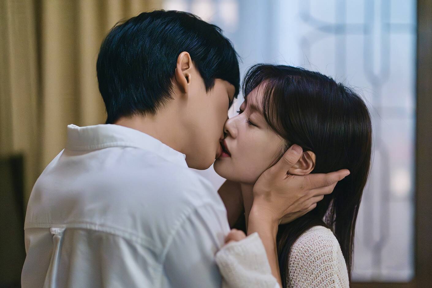 Cảnh hôn của Jung Hae In và Jung So Min gây sốt. Ảnh: Nhà sản xuất