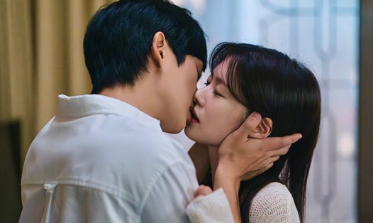 Cảnh hôn của Jung Hae In và Jung So Min gây sốt. Ảnh: Nhà sản xuất