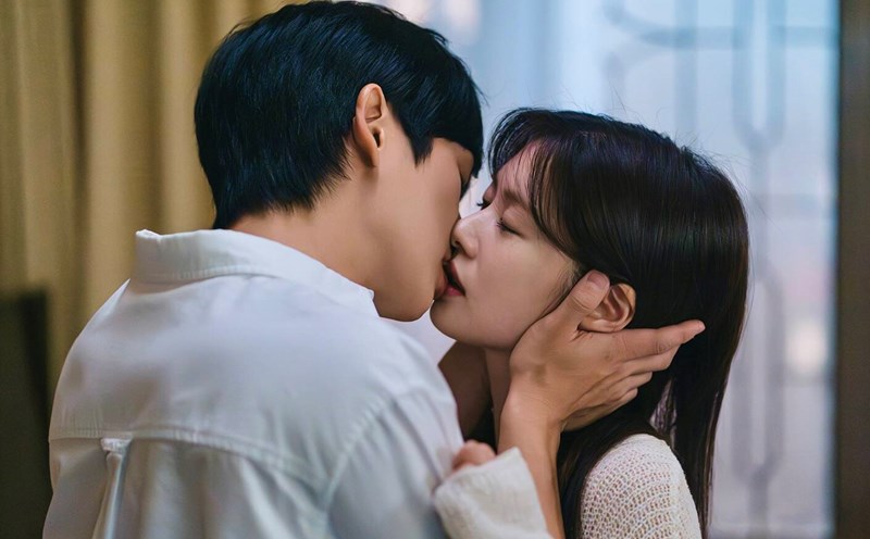 The kissing scene between Jung Hae In and Jung So Min caused a stir. Photo: Producer