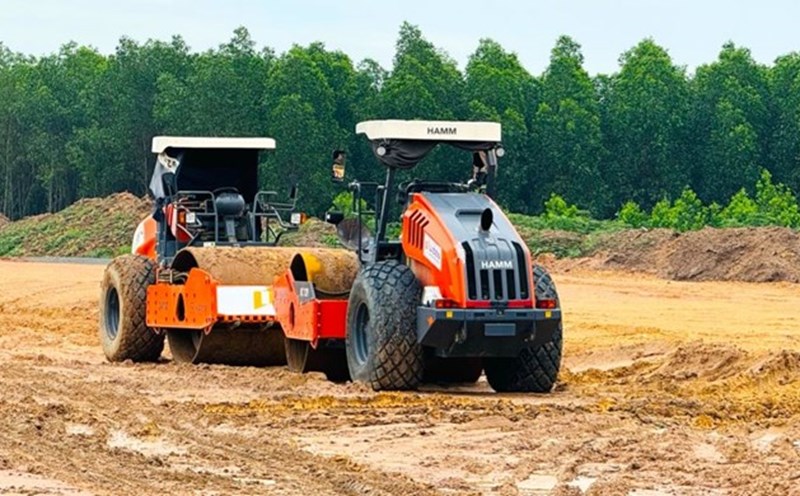 Construction of Bien Hoa - Vung Tau Expressway through Dong Nai province. Photo: HAC