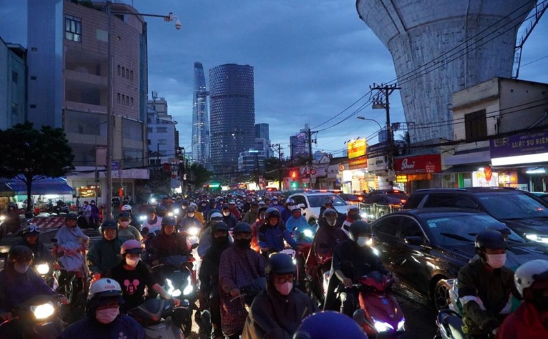 Thunderstorms intensify in the Southern region. Photo: Nguyen Chan
