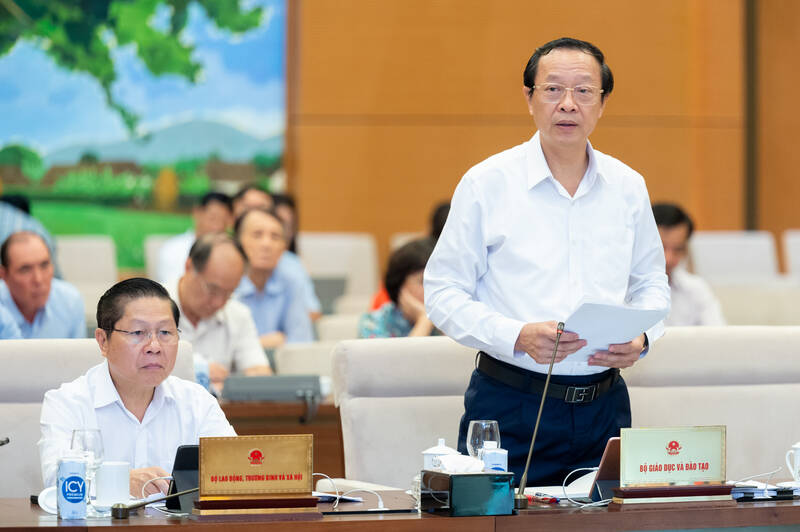 Thứ trưởng Bộ Giáo dục và Đào tạo Phạm Ngọc Thưởng phát biểu tại phiên họp. Ảnh: Quochoi.vn

