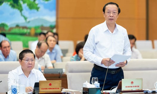 Thứ trưởng Bộ Giáo dục và Đào tạo Phạm Ngọc Thưởng phát biểu tại phiên họp. Ảnh: Quochoi.vn