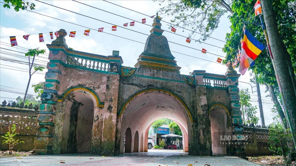 Den chua Hang (huyen Chau Thanh, tinh Tra Vinh) du khach khong khoi tram tro boi kien truc vo cung doc dao. Anh: Ta Quang. 