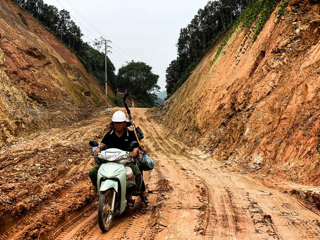 Nguoi dan kho khan khi di chuyen qua nhung doan chua hoan thien.