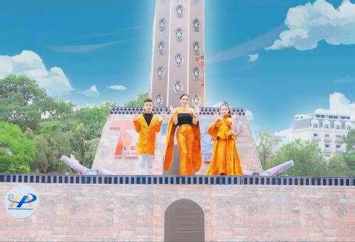 Designer Chau Loan and two child models Minh Cuong and Minh Chau introduce the collection "Autumn Leaves". Photo: NVCC