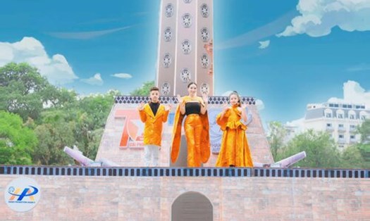 NTK Châu Loan và hai mẫu nhí Minh Cường cùng Minh Châu giới thiệu bộ sưu tập "Lá mùa thu". Ảnh: NVCC