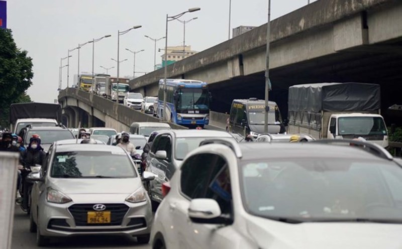 Motor vehicles participating in road traffic must be granted a vehicle registration certificate and have a license plate attached according to the provisions of law. Photo: Huu Chanh