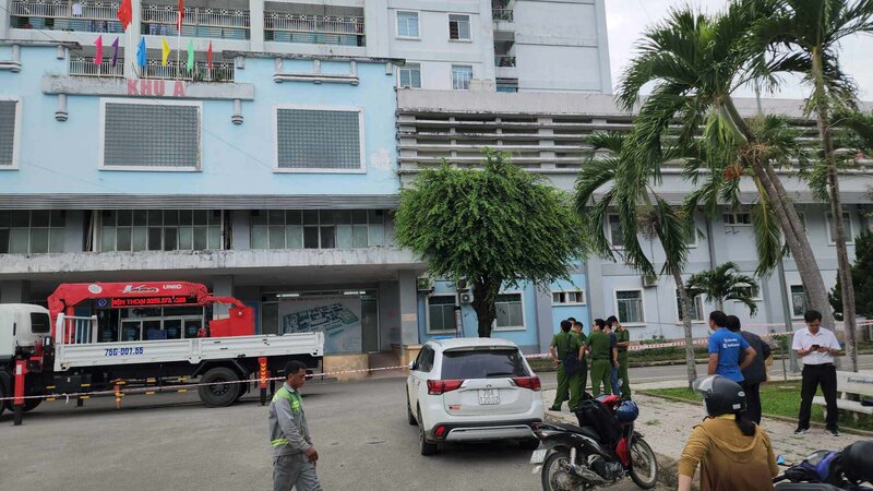 Mr. N.V.H. (54 years old), residing in Chau O town, Binh Son district, was found dead on the balcony of Quang Ngai General Hospital. Photo: Vien Nguyen