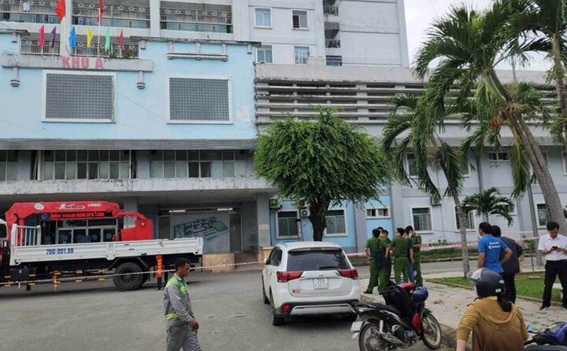 Mr. N.V.H. (54 years old), residing in Chau O town, Binh Son district, was found dead on the balcony of Quang Ngai General Hospital. Photo: Vien Nguyen