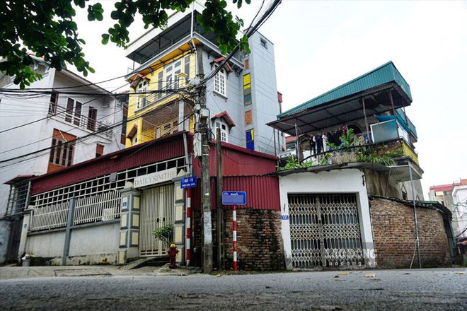 Ministry of Construction proposes taxing people who own multiple properties. Illustration: Dinh Thien