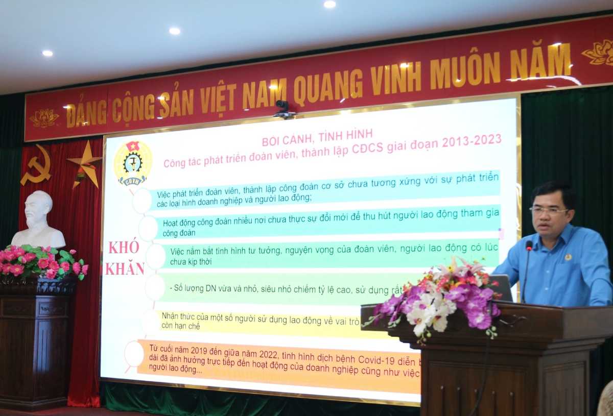 Chairman of Thai Binh Provincial Federation of Labor Bui Xuan Vinh deployed the contents at the conference. Photo: Ba Manh