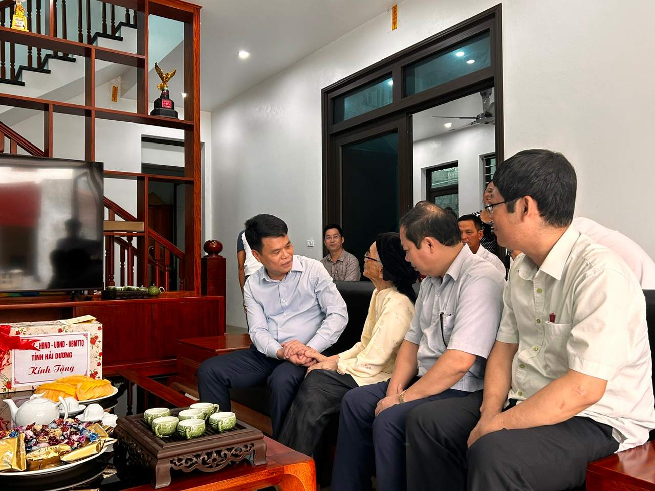 Mr. Le Ngoc Chau, Deputy Secretary of the Provincial Party Committee, Chairman of the People's Committee of Hai Duong province and the working delegation visited and presented gifts to the elderly. Photo: Hai Duong Portal