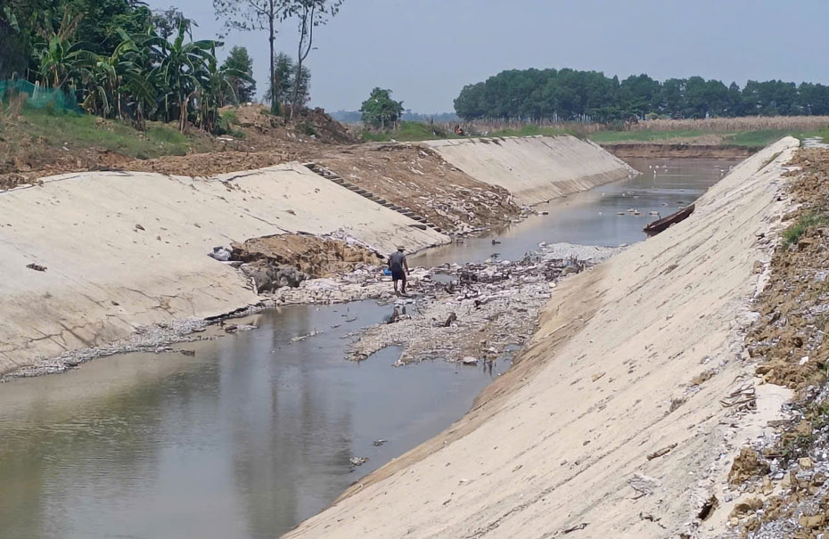 Kênh dẫn nước trạm bơm Kim Xá xuất hiện nhiều vết nứt, bong tróc. Ảnh: An Vi
