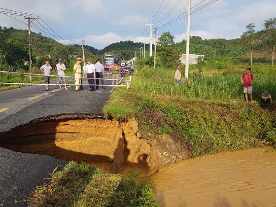 Authorities temporarily banned vehicles from passing through the landslide and sinkhole in Lam Dong to fix the problem. Photo: Hoai Thanh