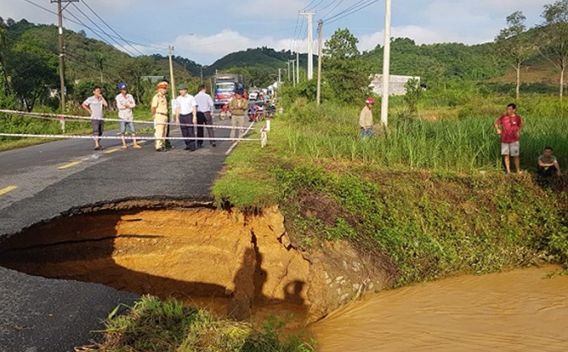 Authorities temporarily banned vehicles from passing through the landslide and sinkhole in Lam Dong to fix the problem. Photo: Hoai Thanh