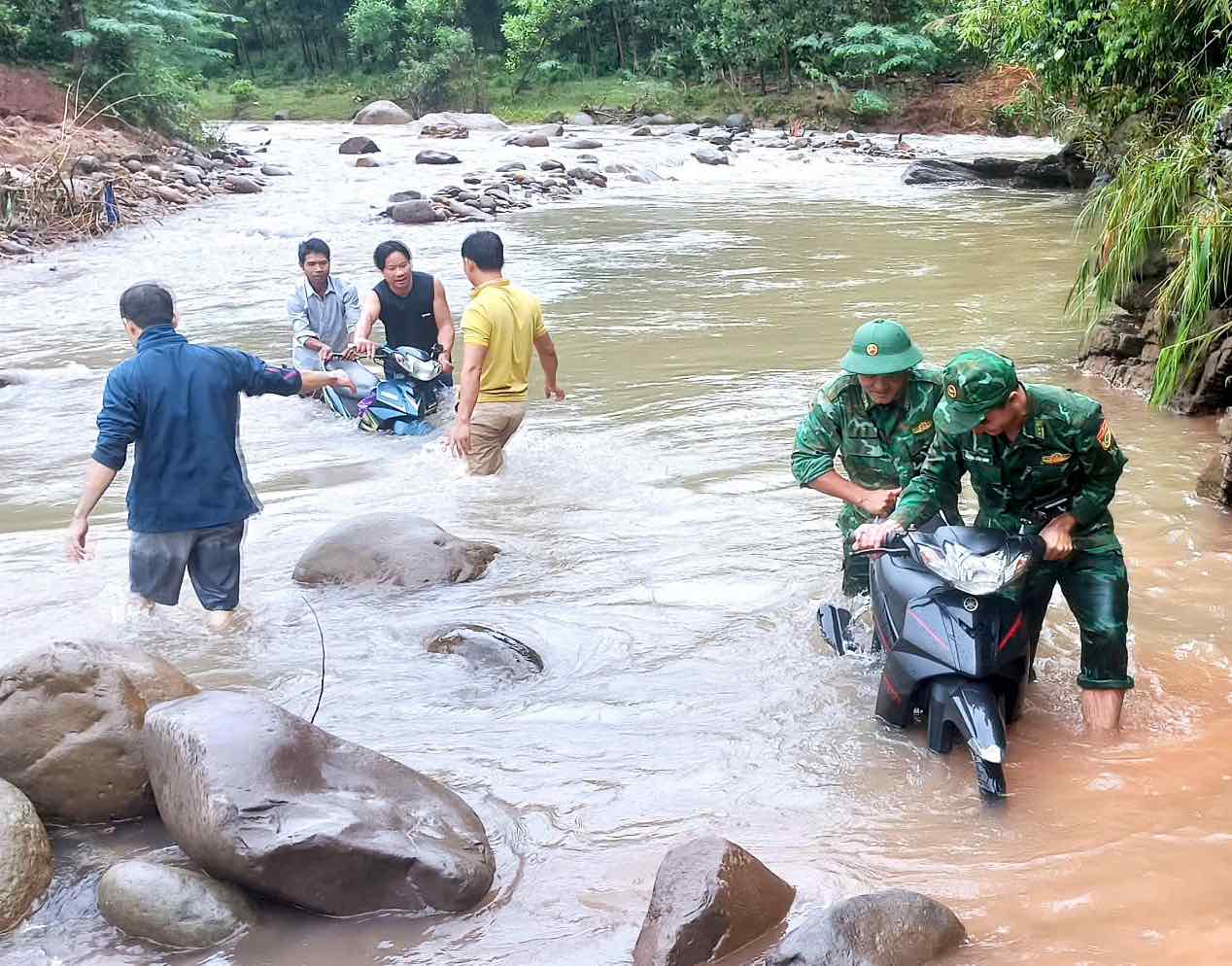 Don Bien phong Ra Mai khac phuc giao thong sau lu. Anh: Bo doi Bien phong