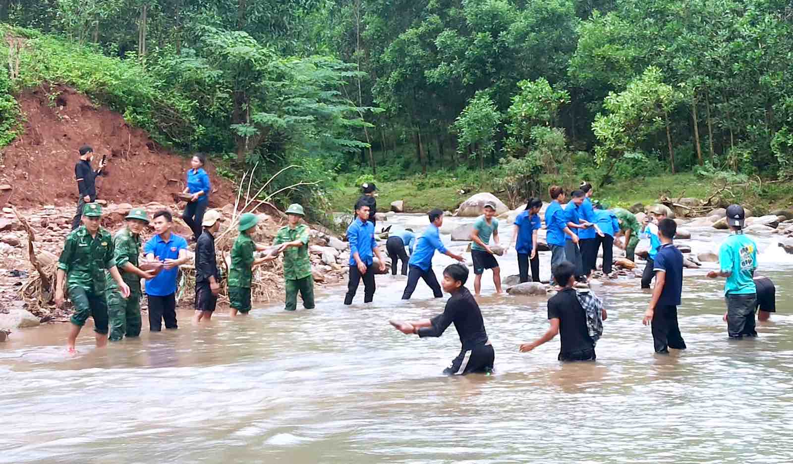 20 officers from Ra Mai Border Guard Station, along with functional forces and local people, repaired the road after the flood. Photo: Border Guard