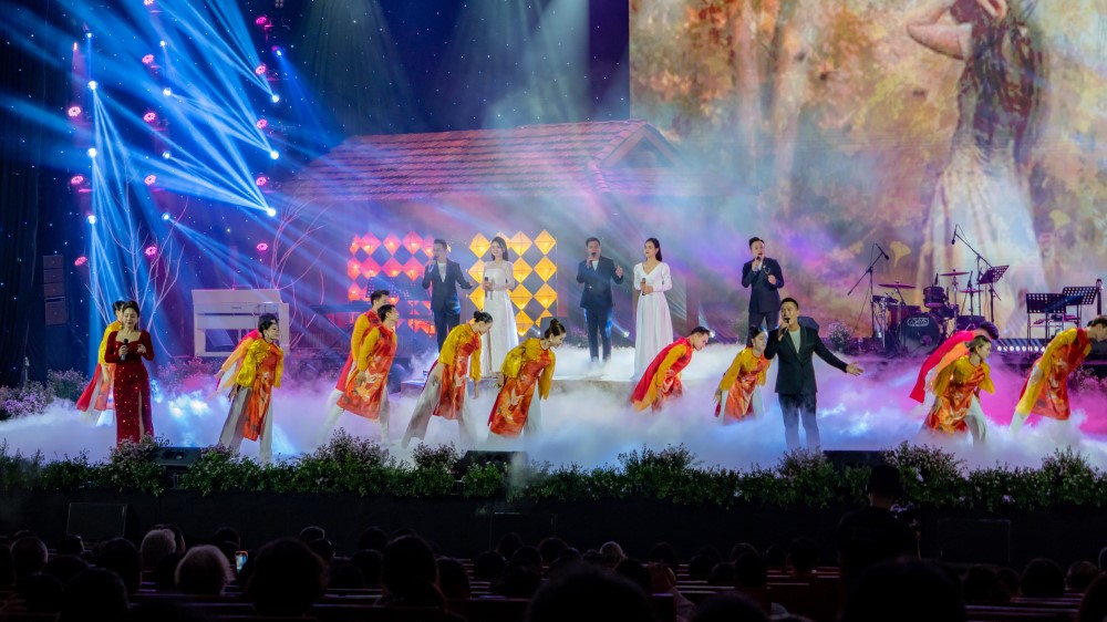 Ngay 25.9, Trung tam Bao ton Di tich Co do Hue cho biet, tai Nha hat song Huong (TP. Hue) da dien ra Chuong trinh nghe thuat “Mua thu cho em”. Chuong trinh nam trong khuon kho Festival Mua thu Hue do Nha hat Nghe thuat Truyen thong Cung dinh Hue, Trung tam Bao ton Di tich Co do Hue thuc hien. 