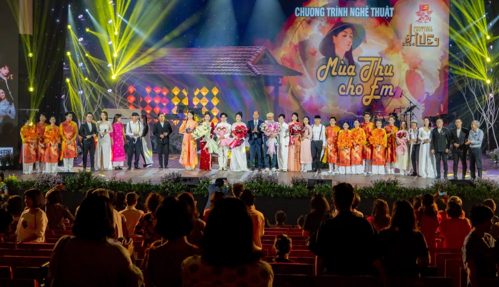 Chuong trinh nghe thuat “Mua thu cho em” khep lai Festival Mua thu Hue. Le hoi “Mua Dong xu Hue” trong khuon kho Festival Hue 2024 se dien ra tu thang 10  den thang 12 voi nhieu chuong trinh, hoat dong hap dan hua hen mang den nguoi dan va du khach nhieu cam xuc thu vi. 