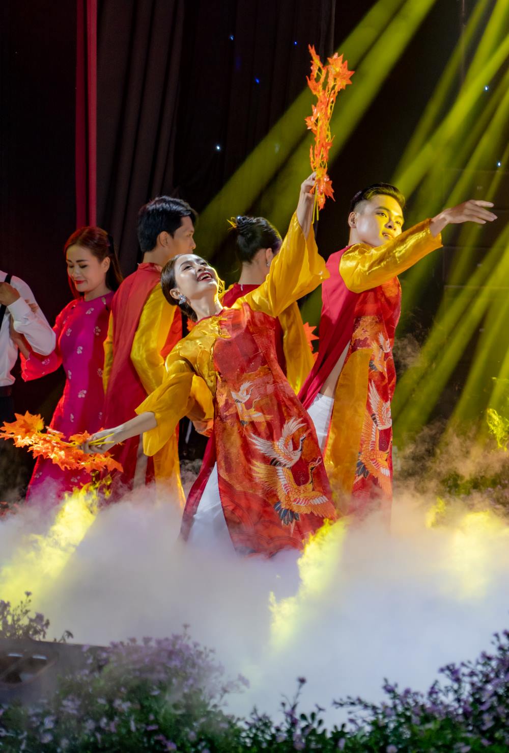 Dem nghe thuat co su tham gia bieu dien cua Tran Tien, nhac sy day chat lang tu cua nen am nhac Viet Nam va nhom Du ca.  
