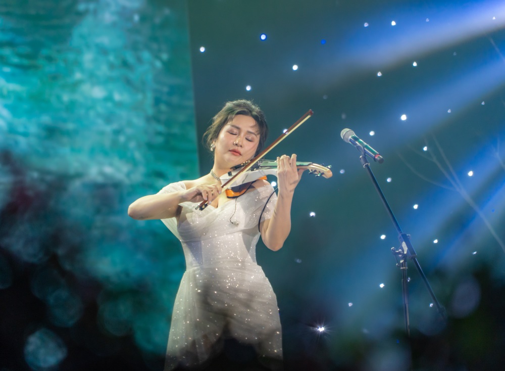 Chuong trinh nghe thuat da thu hut dong dao cong chung yeu nhac, cac nghe si, du khach trong va ngoai nuoc den thuong thuc.  