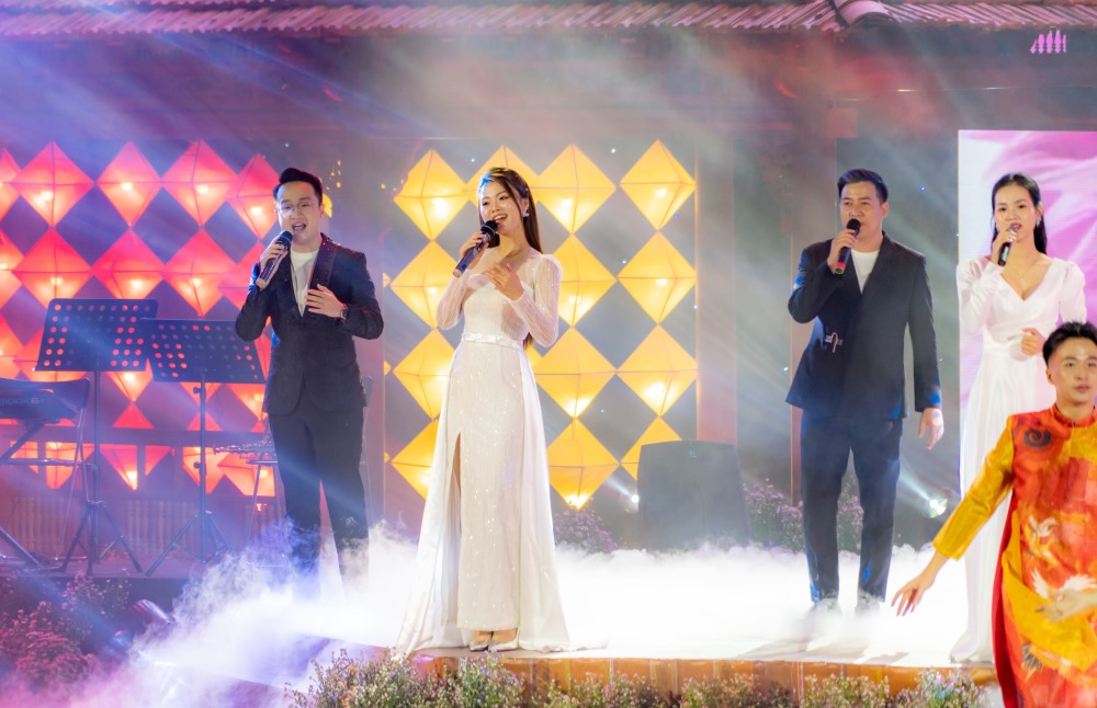 Dac biet, ca khuc “Hoai cam” va “Thu vang” cua nhac sy Cung Tien dem den cam xuc xao xuyen cua tinh yeu, voi nhung ca tu moc mac, gian di nhung dam chat tho, hoa cung giai dieu valse nhe nhang, han hoan, quyen ru.