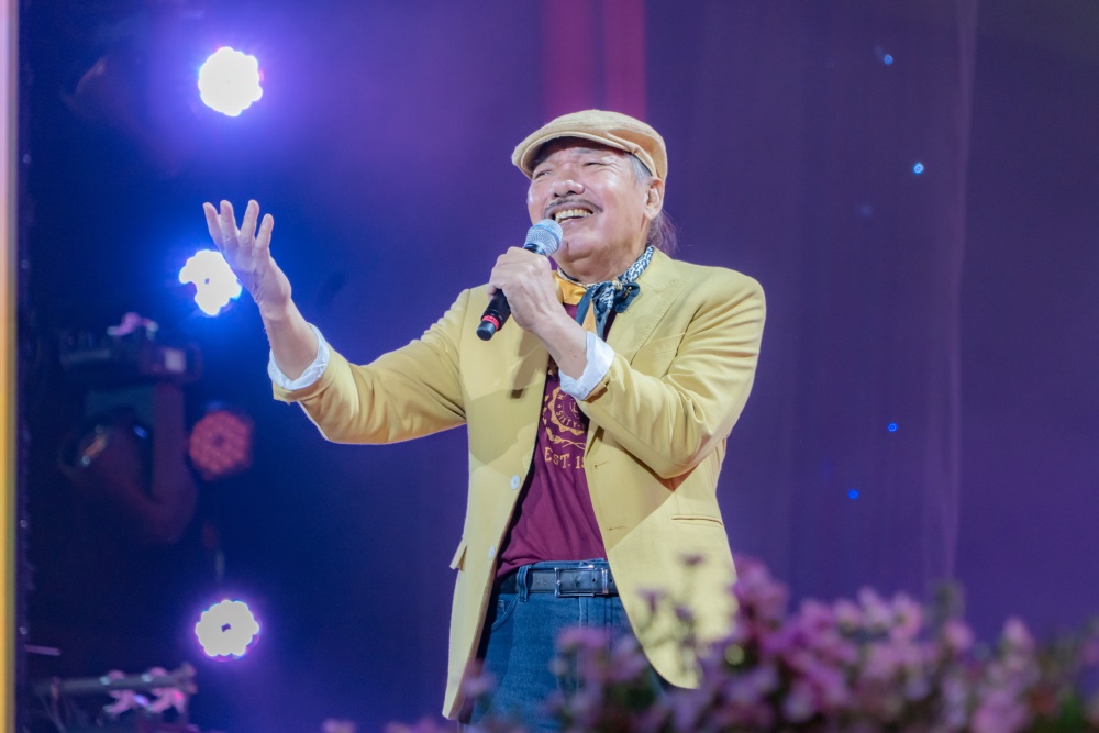 Trong phan 2, “Dong song mua thu va nhung ky uc”, nhac sy Tran Tien dan dat cong chung den voi nhung anh tuong ve dong song, con duong, suy tu ve nhung ky niem, cu the ma dat diu trong tung giai dieu cua ca khuc “Dong song mua thu”, “Mua thu trang”.