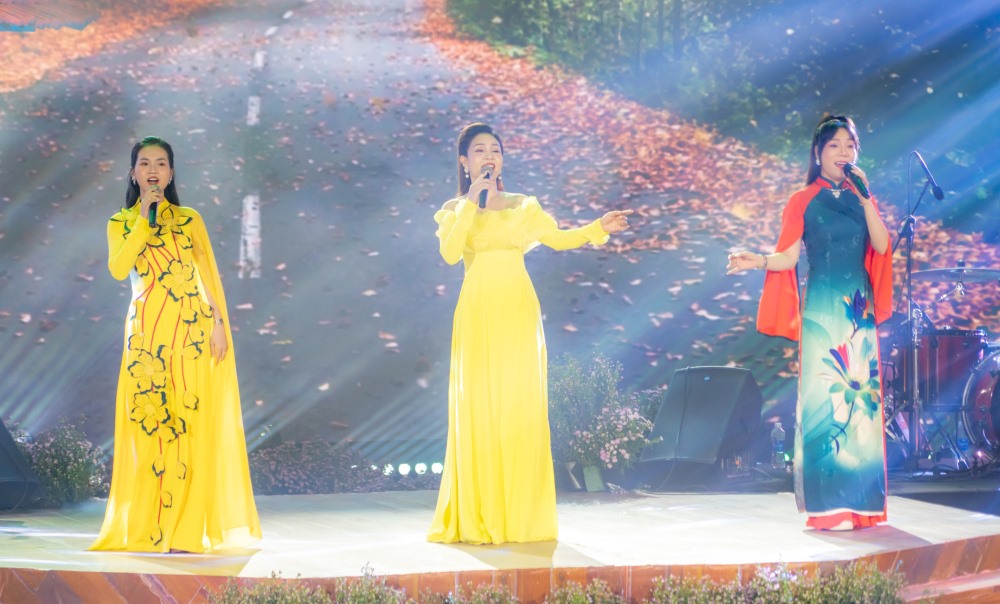 Theo ong Hoang Viet Trung, Giam doc Trung tam Bao ton di tich Co do Hue, cung voi Le hoi ao dai Hue “Linh phung”, Chuong trinh nghe thuat “Mua Thu cho em” la nhung hoat dong diem nhan cua Festival Mua thu trong khuon kho Festival bon mua cua Hue. 