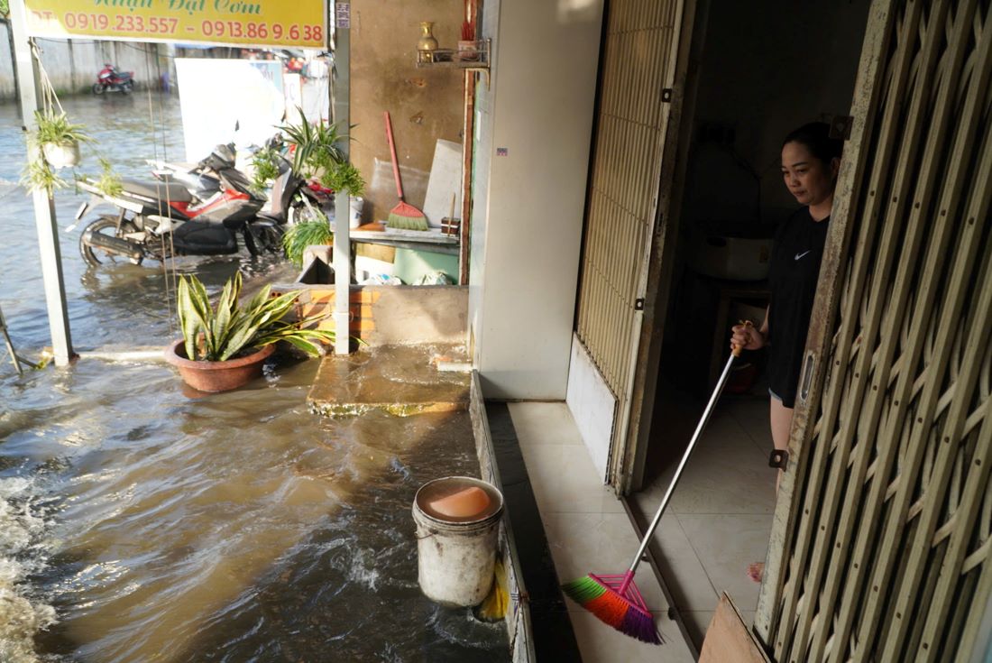 Chi Luong Tuyen, nguoi dan song ben duong nay cho biet: “Mua co khoang hon 30 phut thoi ma da ngap nhu nay. Toi phai dung day canh, nuoc tran vao thi quet ra khong lai gay hu hong do dac“, chi Tuyen noi.