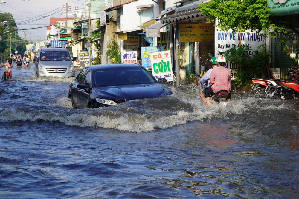 Nuoc ngap tu 20 - 60cm, viec di lai cua nguoi dan qua doan duong nay gap nhieu kho khan.