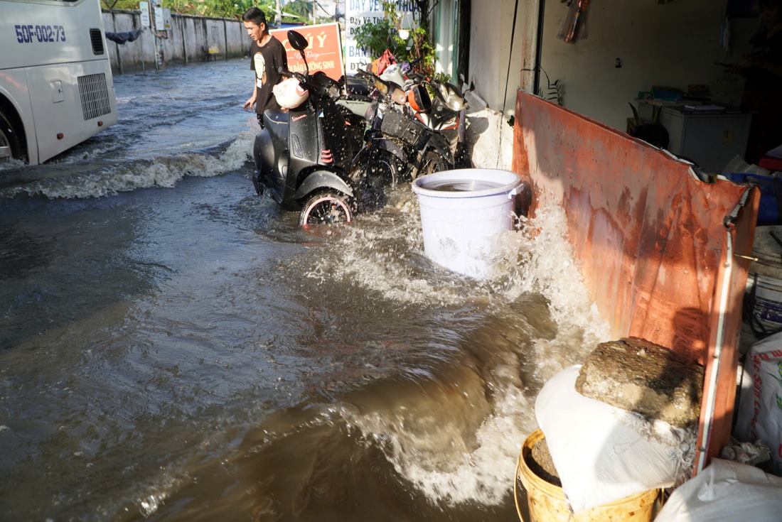 Nhung cua hang, nha dan ben duong nay phai dung van, vat dung,... tao thanh de truoc cua nha de ngan nuoc tran vao nha moi khi co oto di chuyen qua.