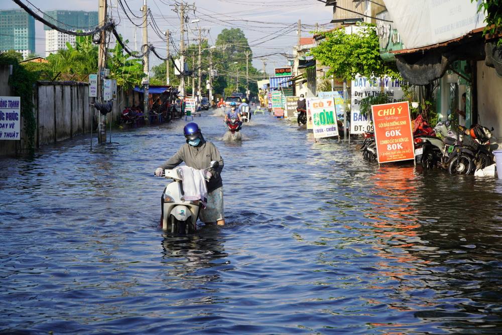 Khoang 13h ngay 25.9, nhieu khu vuc o TPHCM xuat hien mua lon kh