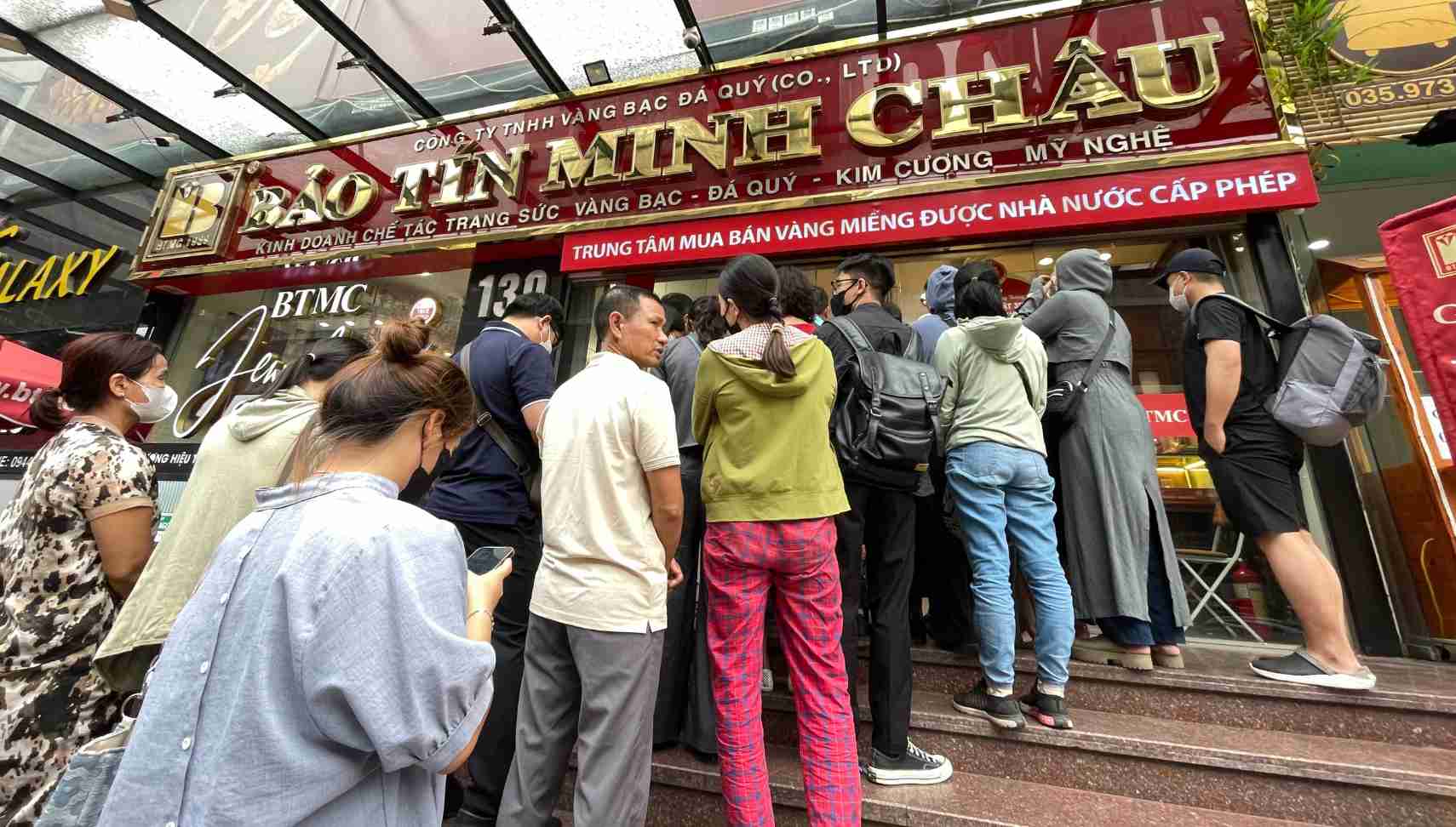 Xếp hàng như thời "tem phiếu" chờ mua vàng. Ảnh: Thanh Bình.