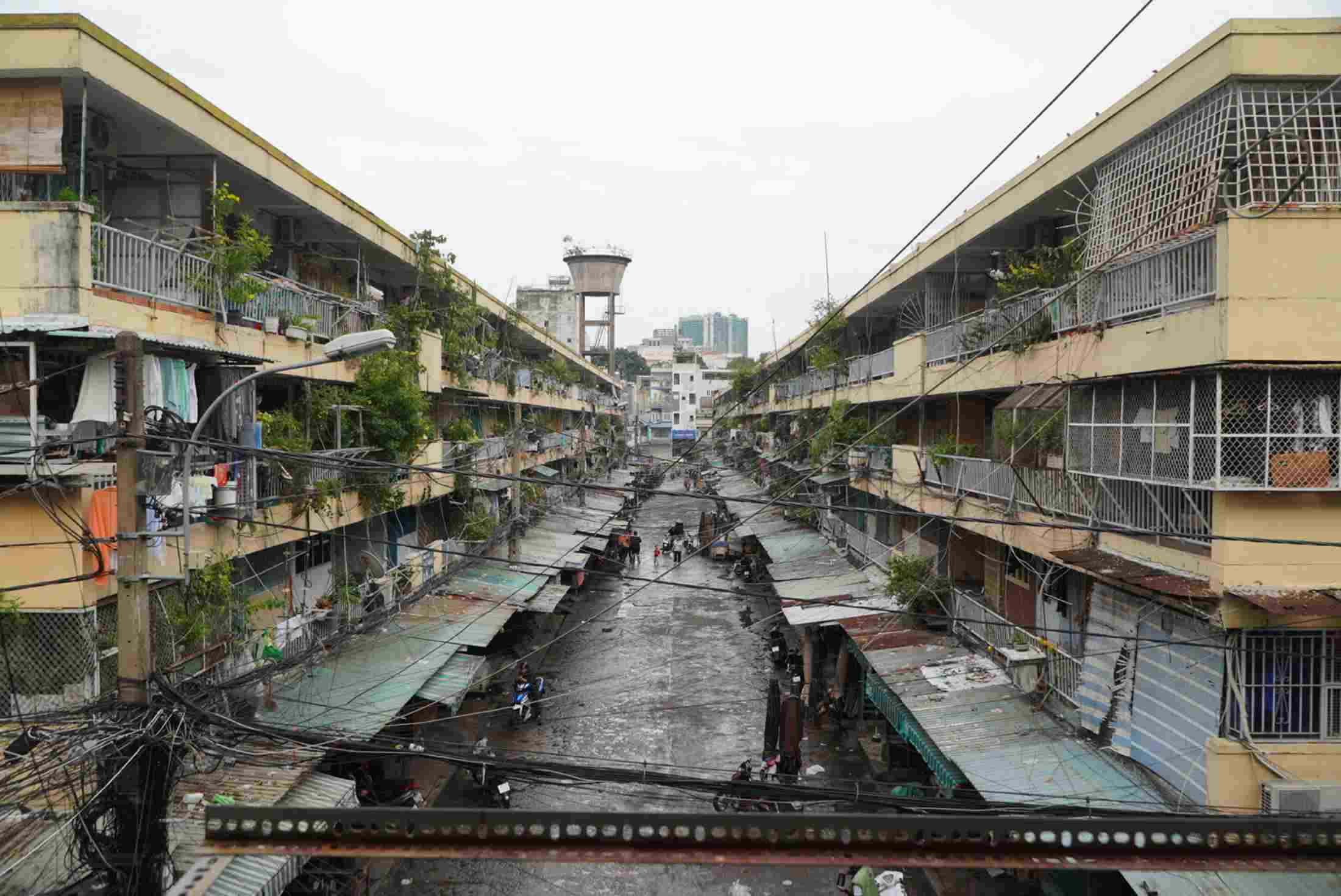 Chung cư cũ Ngô Gia Tự (quận 10, TPHCM), được xây dựng từ năm 1968 đến nay, nhiều hạng mục đã xuống cấp, khiến người dân sống bất an, lo lắng. Ảnh: Chân Phúc